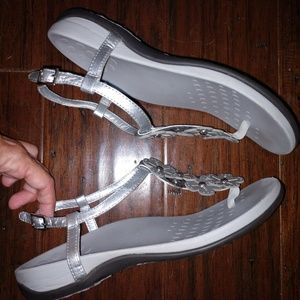 Vionic sz 7 silver sandals